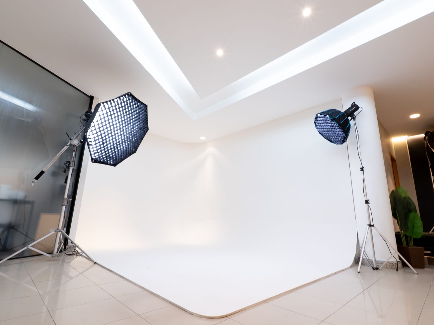 Fundo infinito branco com dois softboxes